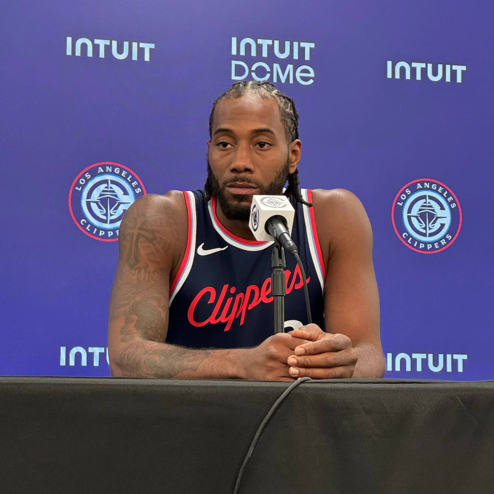 热搜第一！#泰勒斯威夫特官宣订婚 ，男方是知名橄榄球球星